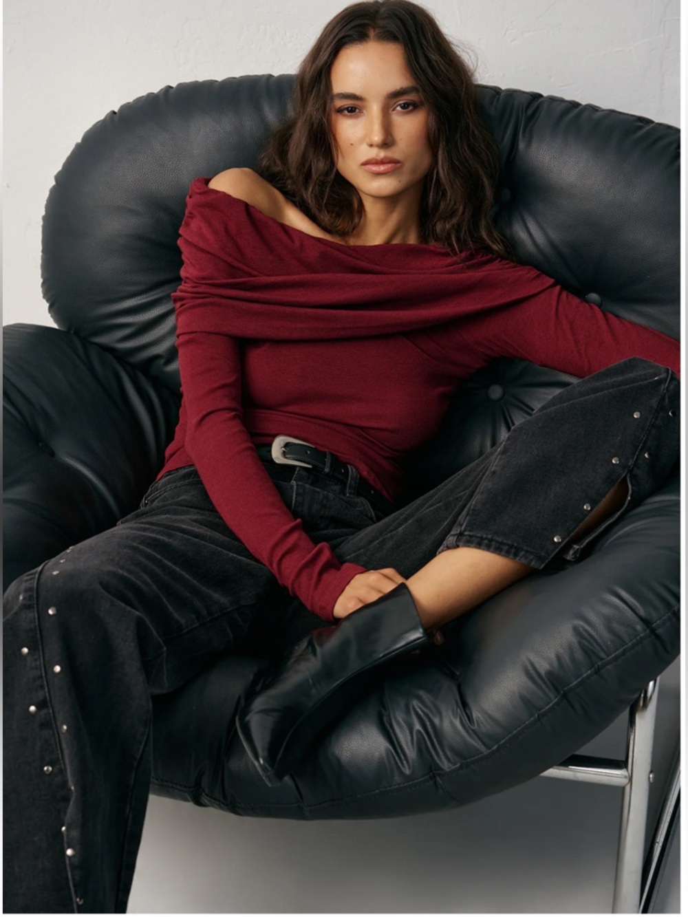 Commense Off-Shoulder Long Sleeve Tee in Burgundy Wine